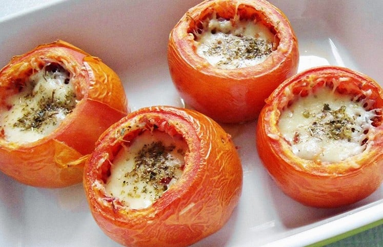 16 receitas de tomate recheado que vão compor refeições saudáveis