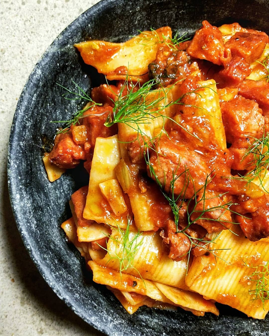 Rigatoni ao molho de linguiça erva doce Receiteria