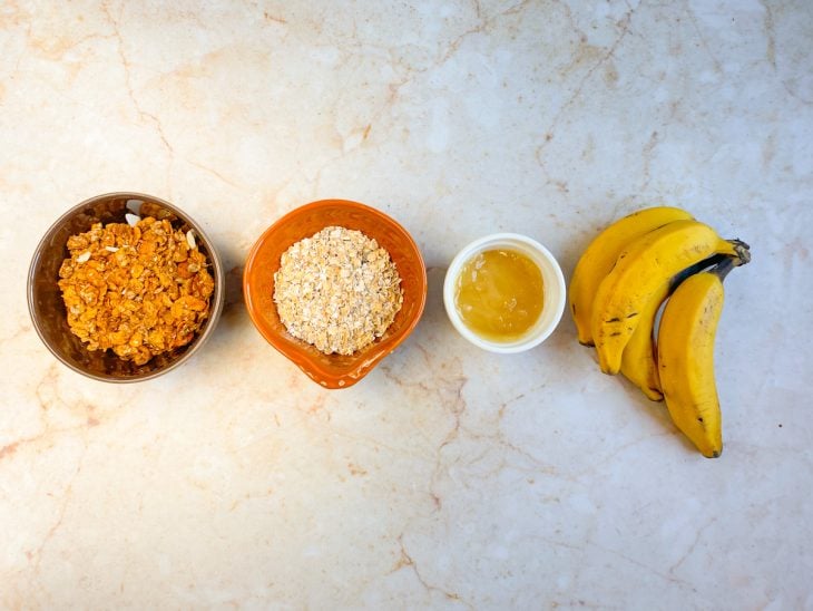 Ingredientes necessários para preparar a barra de cereal com granola dispostos em uma mesa.