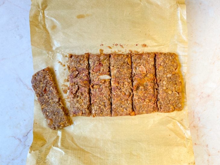 Barra de cereal com granola depois de esfriar cortada em tiras.