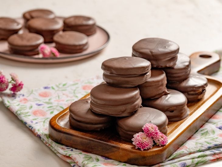 Uma tábua com alfajor argentino.