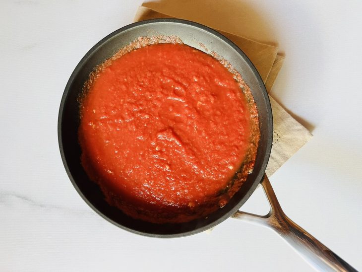 Molho de tomate na frigideira.