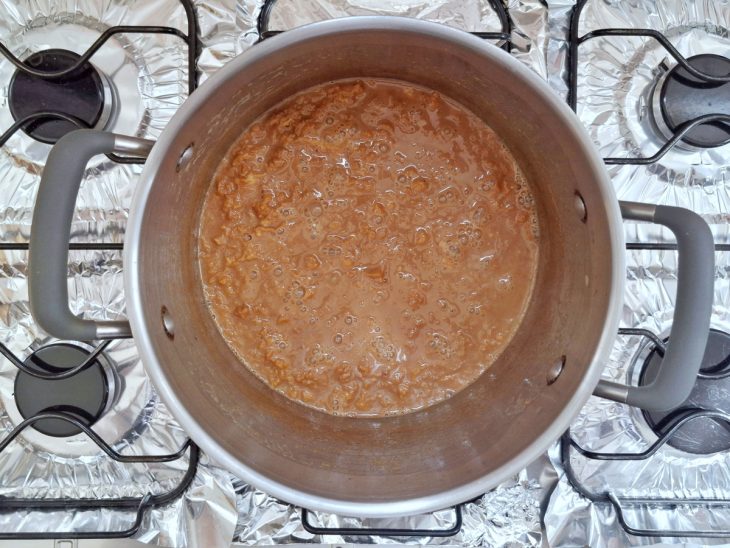 Ambrosia em processo de cozimento na panela.