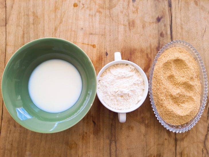 leite, farinha de trigo e farinha de rosca em recipientes separados