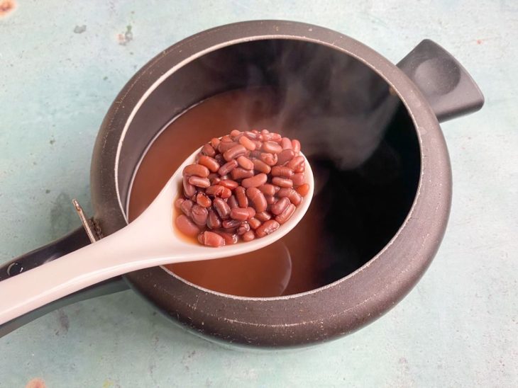 Uma panela de pressão com água e feijão cozido.