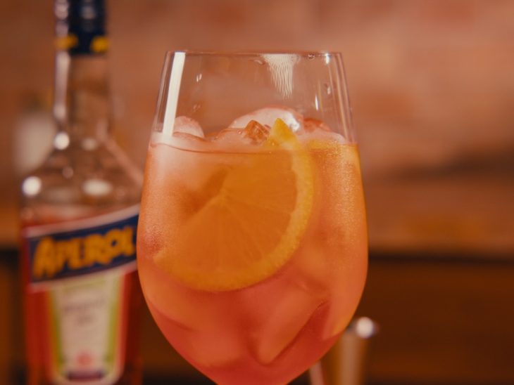 Uma taça contendo aperol spritz.