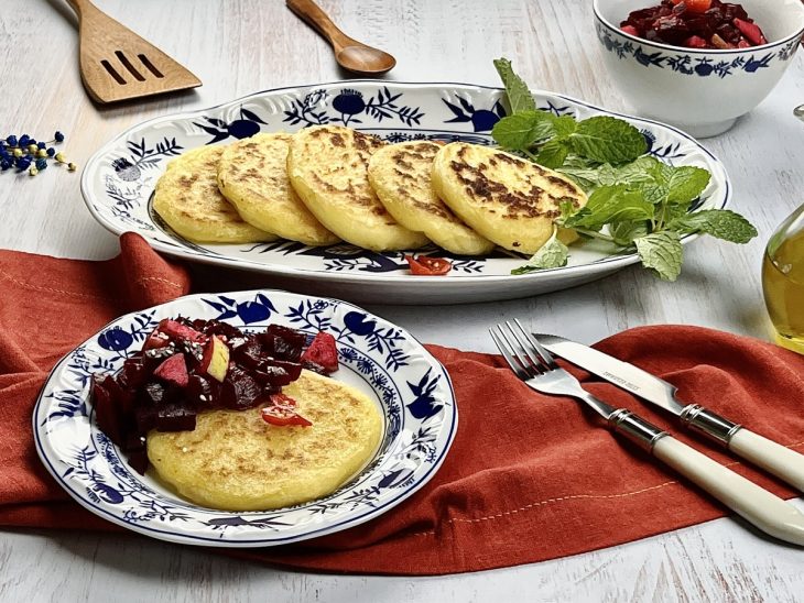 Um prato contendo arepas de mandioca.