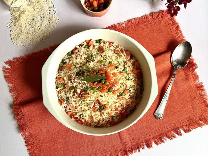 Arroz à grega com cenoura servido em uma tigela.