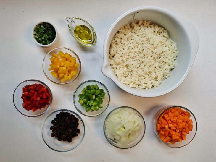 ingredientes reunidos para fazer arroz à grega fácil e rápido