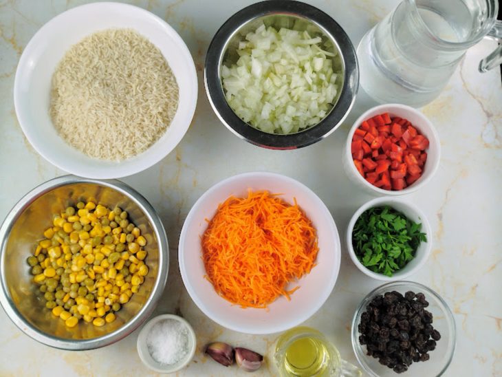 Ingredientes para o arroz à grega simples reunidos.