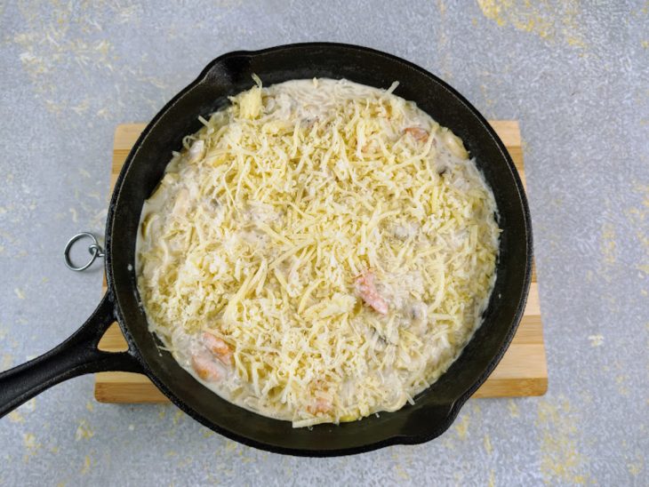 Frigideira com queijo parmesão adicionado