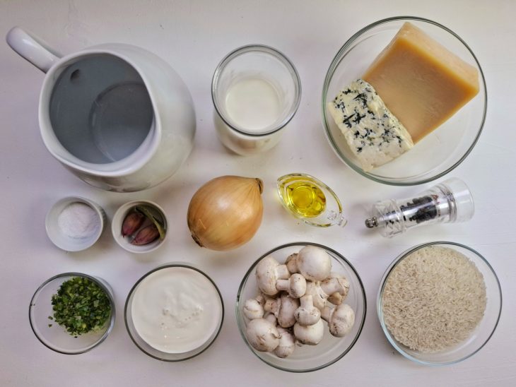 ingredientes reunidos para fazer arroz à piamontese com gorgonzola