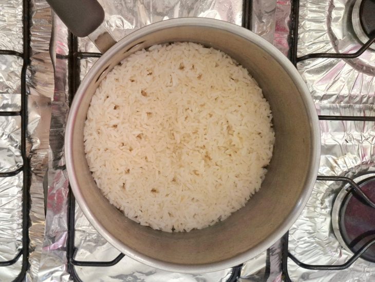 panela com arroz cozido