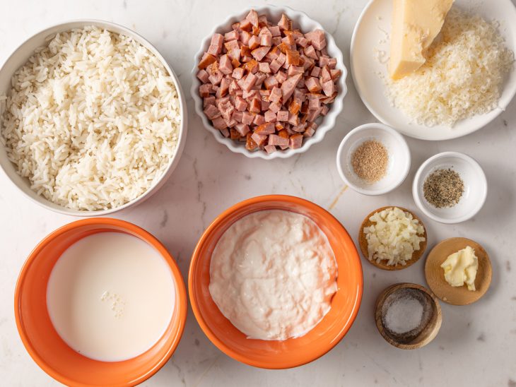 ingredientes reunidos para fazer arroz à piamontese