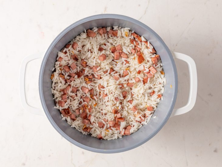 panela com arroz cozido e cubinhos de calabresa