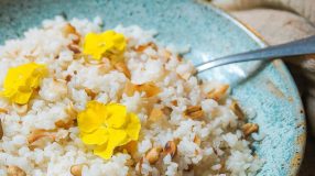 Arroz aromático de coco com amendoim