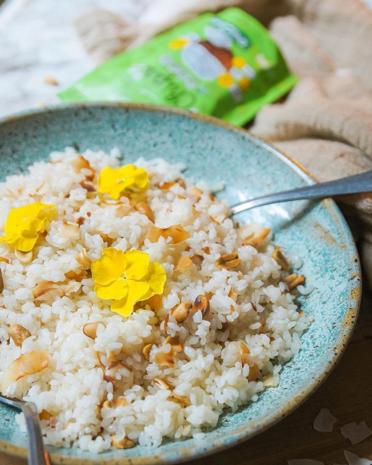 Arroz aromático de coco com amendoim