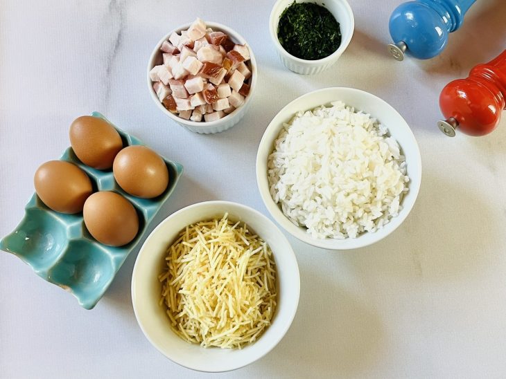 Ingredientes para a receita de arroz biro-biro fácil e rápido.