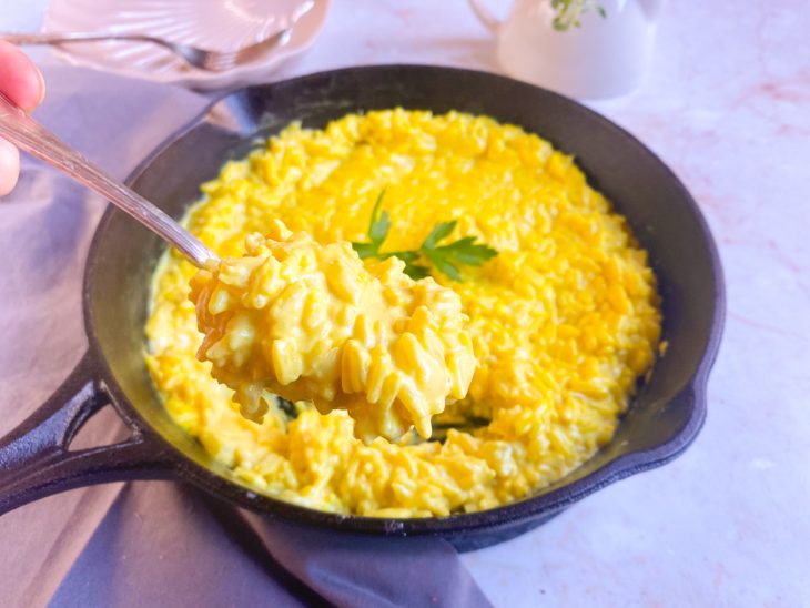 Arroz cremoso com açafrão pronto para servir.