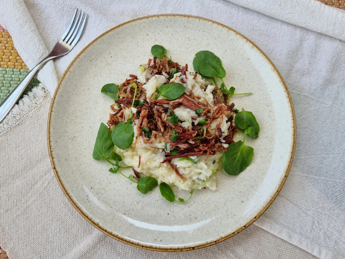 Arroz cremoso com carne seca