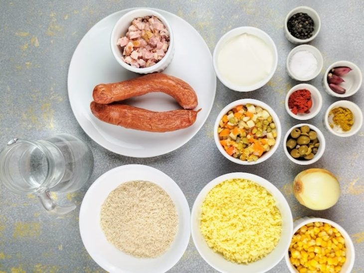 Ingredientes para preparar o arroz cremoso temperado em uma mesa.