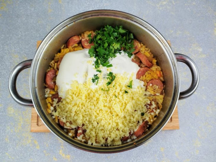 Creme de leite, mussarela e cheiro verde adicionados ao arroz.