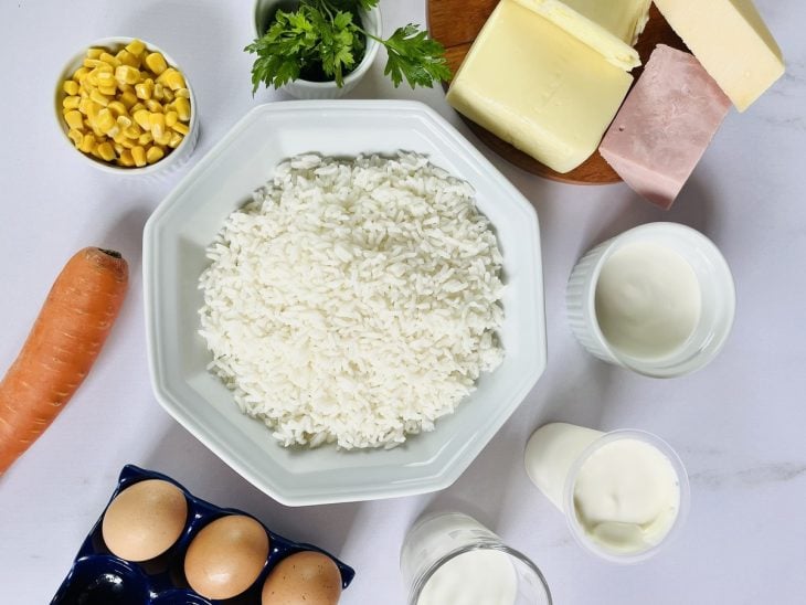 Ingredientes para a receita de arroz de forno fácil.