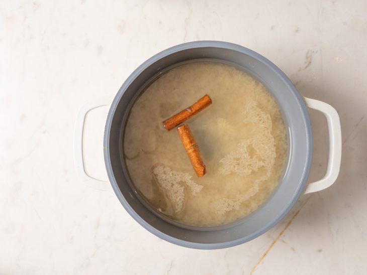 arroz cozinhando com canela em pau