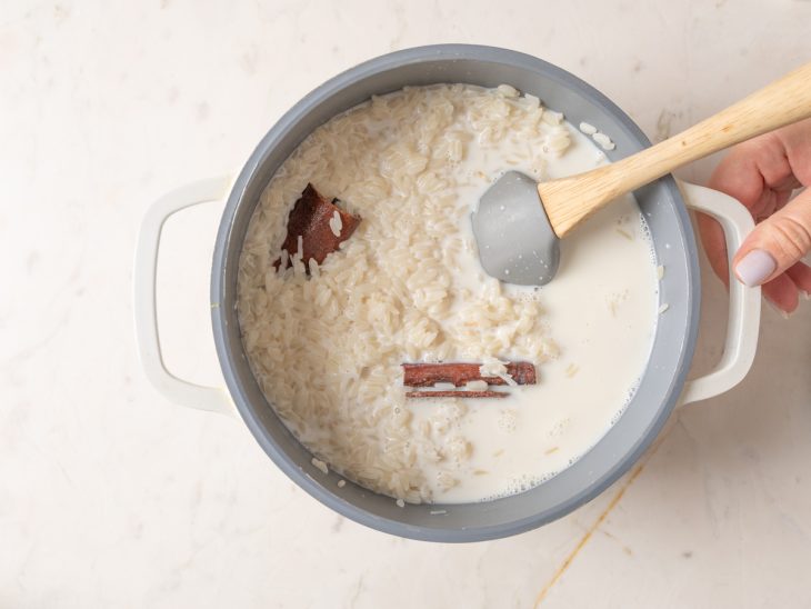 arroz-doce cozinhando