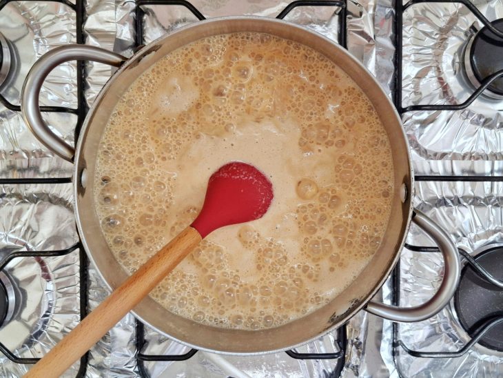 Caramelo adicionado a panela com arroz.