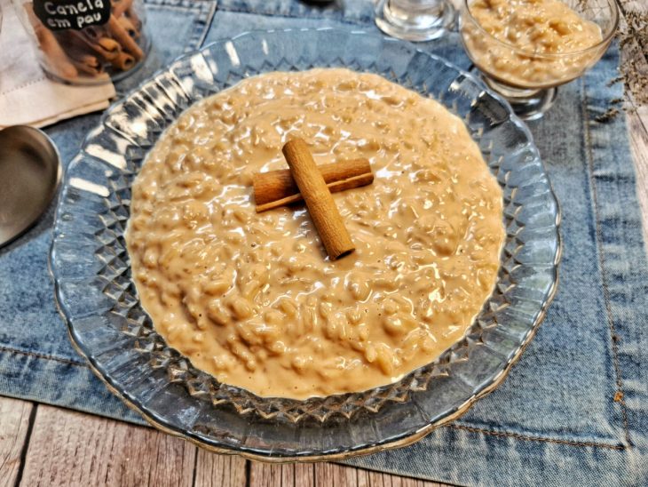 Arroz-doce em um prato de vidro pronto para consumo.