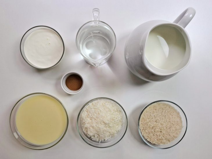 Ingredientes para a receita de arroz-doce cremoso com coco.