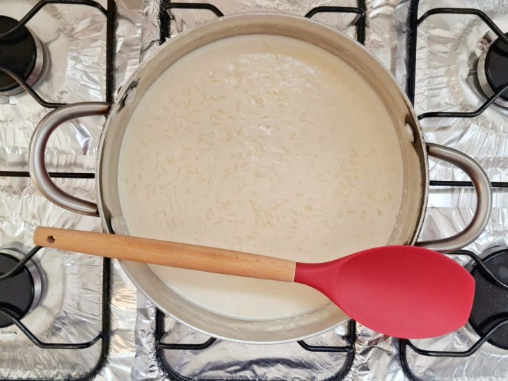 Leite condensado, creme de leite e coco ralado adicionados na panela.