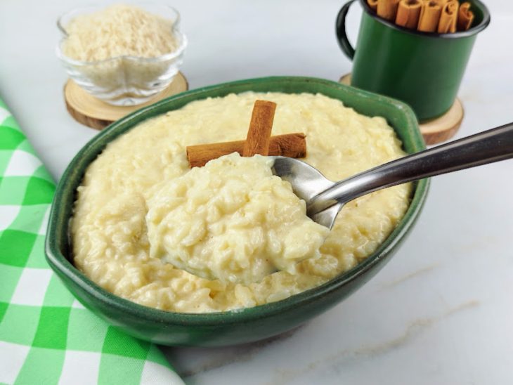 Travessa com arroz-doce pronto para consumo, decorado com dois paus de canela.