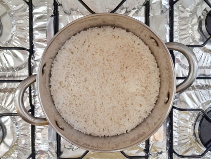 Arroz cozido em uma panela.