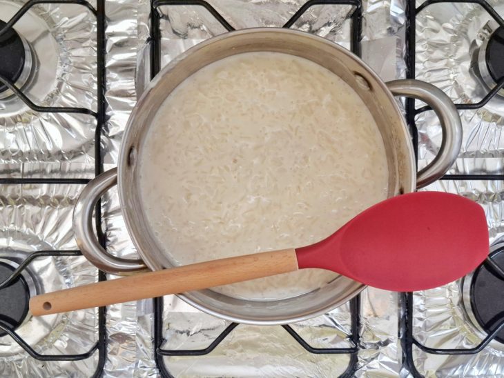 Creme de leite adicionado à panela com o restante dos ingredientes.