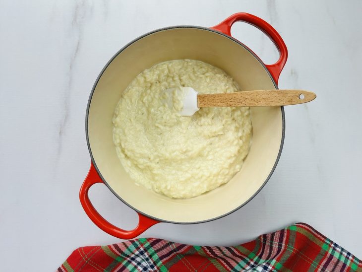 Uma panela com manteiga, arroz e leite.