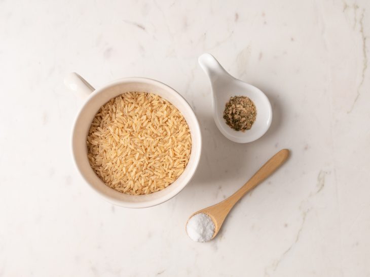 Ingredientes para a receita de arroz integral.