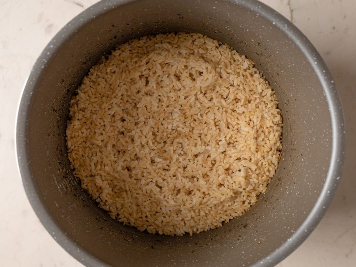 Arroz integral na panela de pressão.