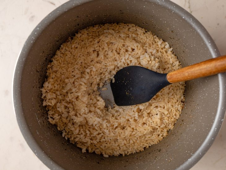 Arroz integral cozido na panela de pressão.