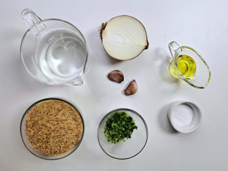 Ingredientes para a receita de arroz integral rápido e fácil.