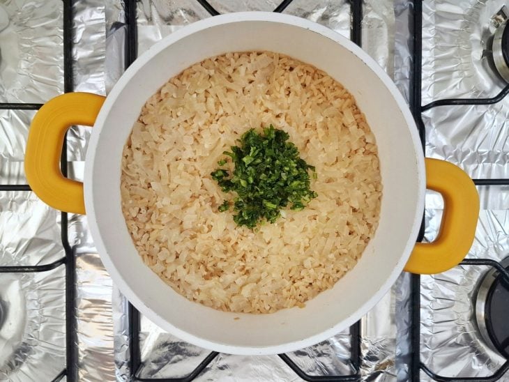 Arroz integral rápido e fácil finalizado com salsinha na panela.