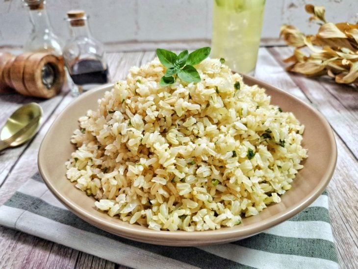 Arroz integral rápido e fácil pronto para consumo.