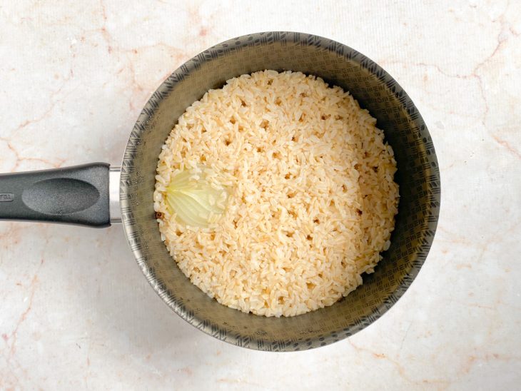 Arroz cozido em uma panela.