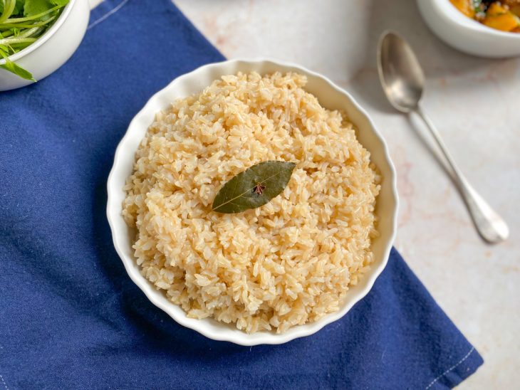 Um prato com arroz integral sem refogar.