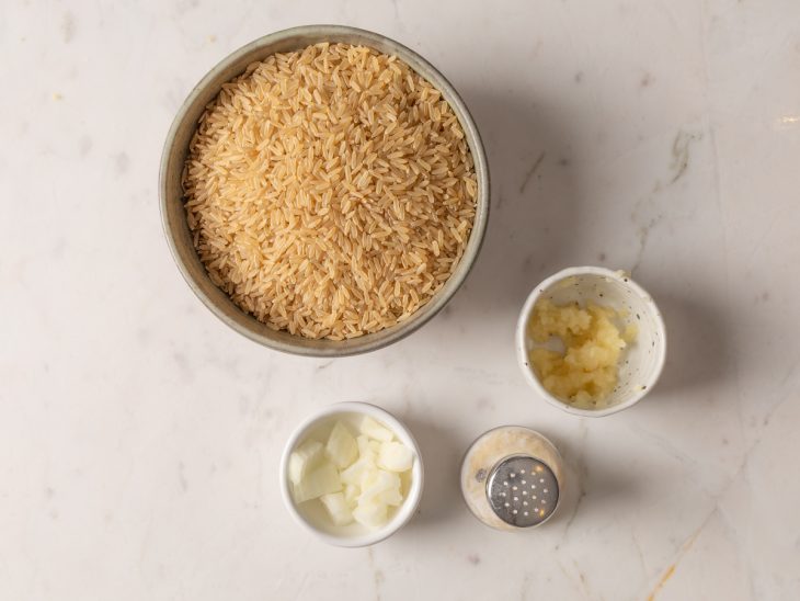 Ingredientes para a receita de arroz integral simples.