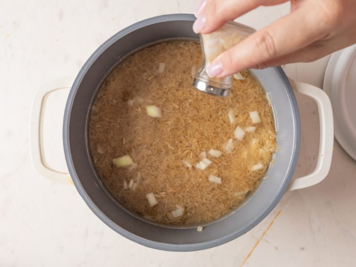 Arroz, água e sal adicionados na panela.