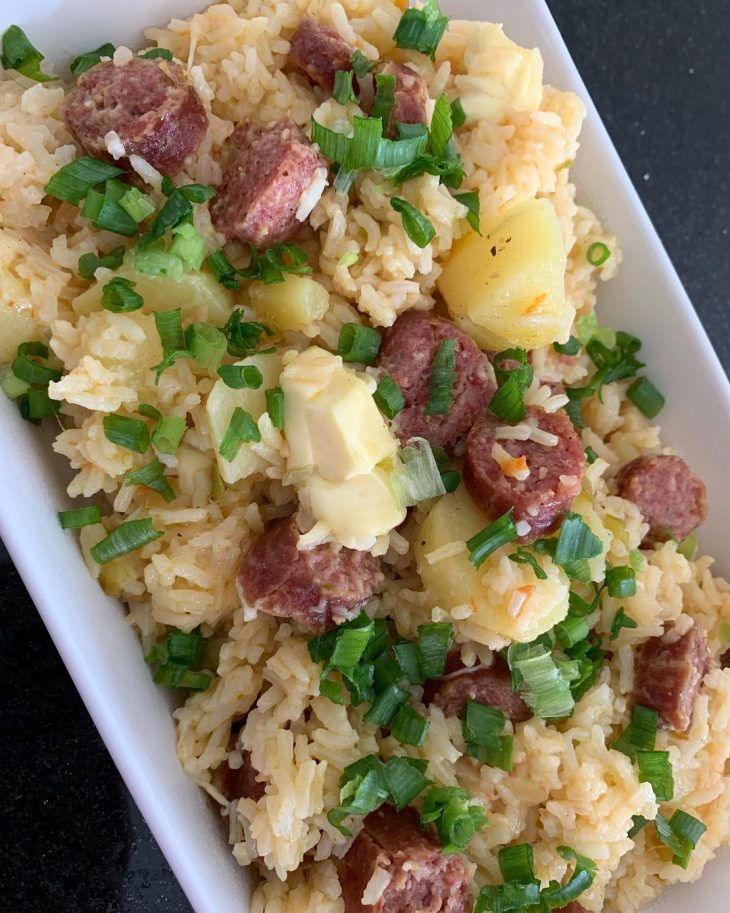 Arroz na pressão com batatas e linguiça