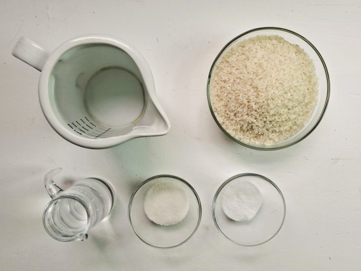 Ingredientes para o arroz para sushi.