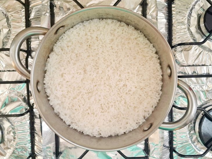 Arroz cozido na panela.